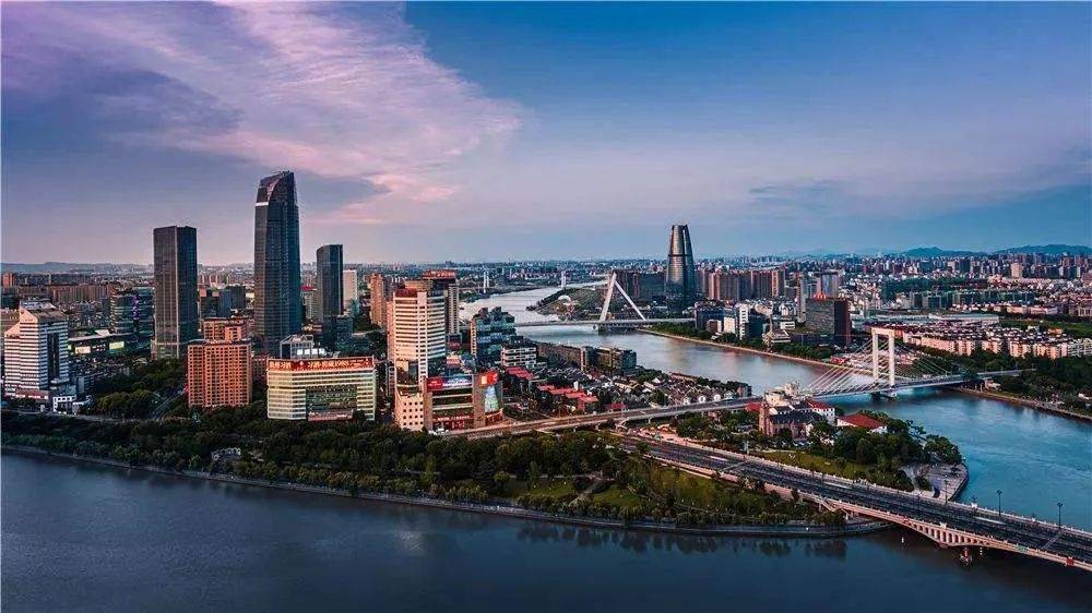 伞影沉思,浙江传统服饰演绎的江南风情