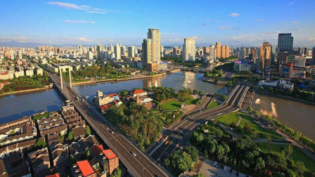 伞影沉思,浙江传统服饰演绎的江南风情